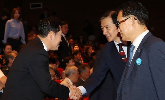 악수하는 장동혁 대표와 조국 비대위원장