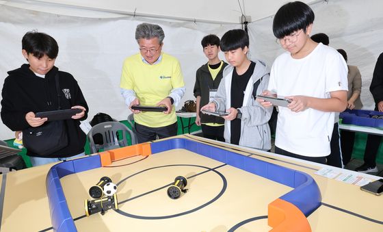 정용래 유성구청장 학생들과 로봇축구 대결