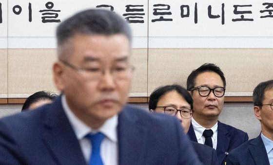 [국감] 유병호 감사위원 답변 듣는 김태영 21그램 대표