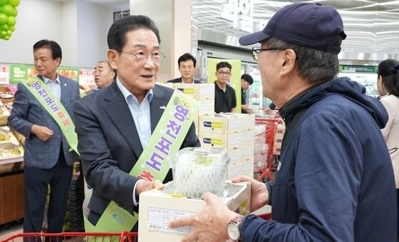 롯데마트서 영천포도 판촉활동하는 최기문 영천시장