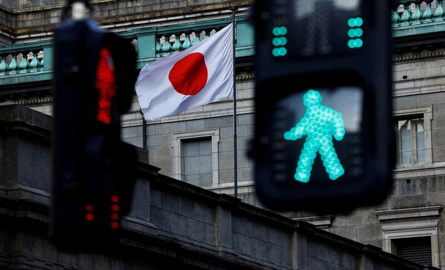 [포토] 일본은행 건물 위 일장기와 초록불 신호등