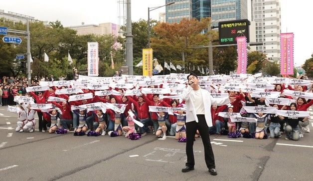 울산공업축제 축하공연서 열창하는 테이