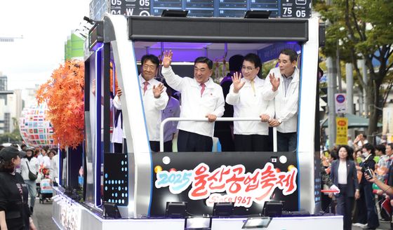 '2025 울산공업축제 개막' 시민들에게 손 흔드는 김두겸