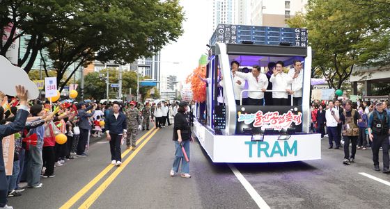 '2025 울산공업축제 개막' 시민들에게 손 흔드는 김두겸