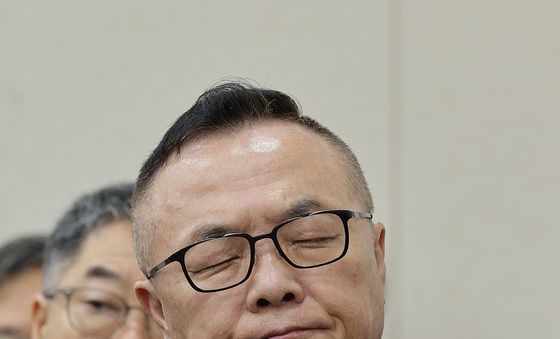 [국감]눈 감은 황주호 전 한수원 사장