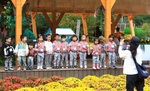 '꽃길만 걷자' 인제 가을꽃 축제장 찾은 어린이들