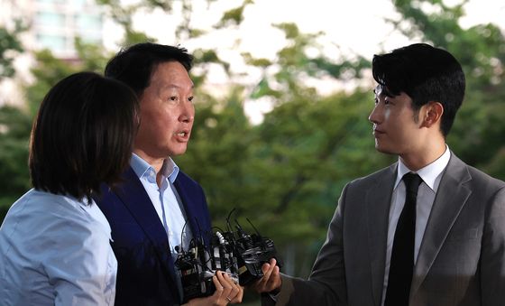 취재진 질문에 답하는 최태원 회장