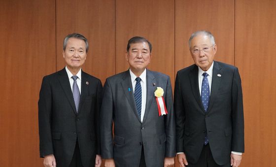 이시바 총리·츠츠이 회장과 기념 촬영하는 류진 회장