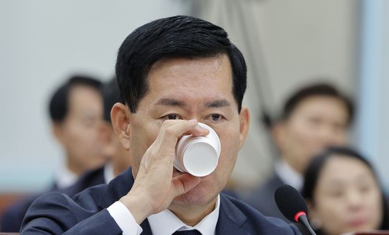 [국감]목 축이는 석종건 청장