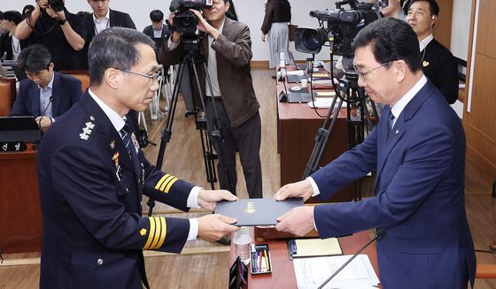 [국감]선서문 제출하는 유재성 경찰청장 직무대행