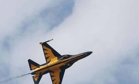 서울 ADEX 2025 개막…블랙이글스 축하 비행