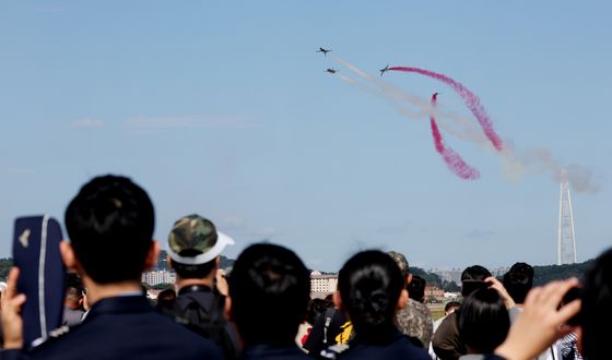 서울 ADEX 2025 개막…블랙이글스 축하 비행