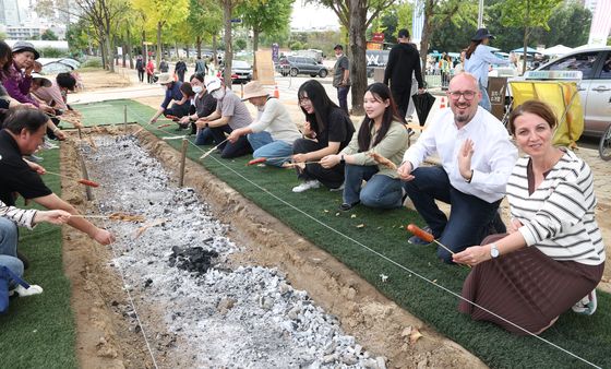 '불 피우고 구워 먹고'… 선사 바비큐 체험