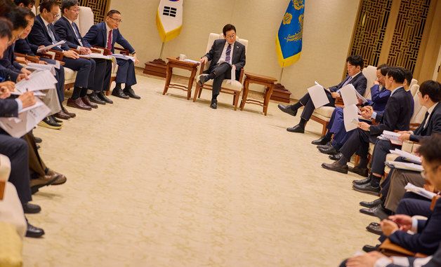 참모진 발언 듣는 이재명 대통령