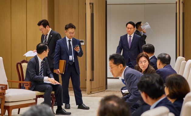 모닝 티타임 참석하는 이재명 대통령