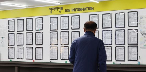 '소비쿠폰' 덕봤다…9월 고용률 '역대최대'