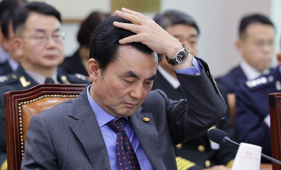 [국감]자료 살펴보는 안규백 장관