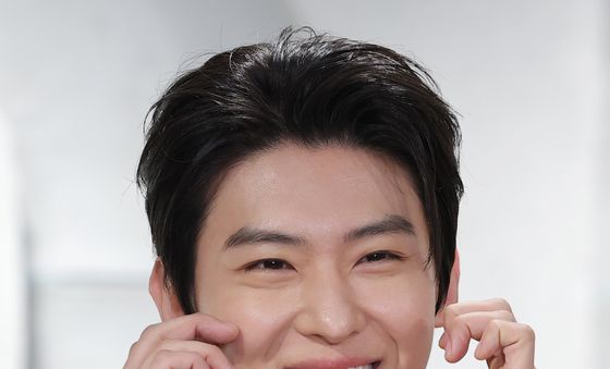 덱스, 여심 무장해제 미소