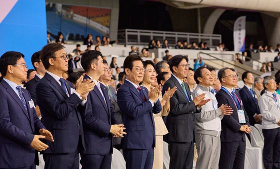 이재명 대통령 부부, 전국체육대회 개막식 박수