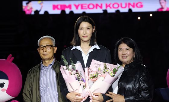 부모님과 기념촬영하는 김연경