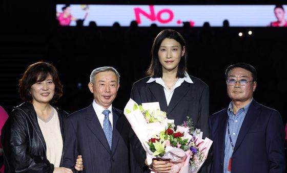 은퇴식에서 은사님 만난 김연경