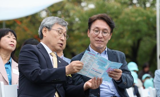 김민석 총리와 대화하는 정근식 서울시교육감