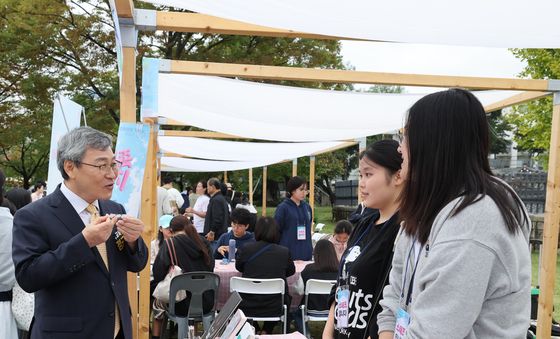 부스 둘러보는 정근식 서울시교육감