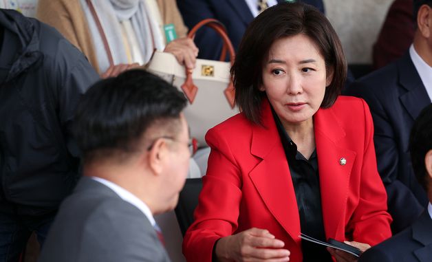 윤호중 행안부 장관과 대화 나누는 나경원 의원