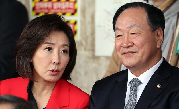 대화 나누는 나경원·한기호