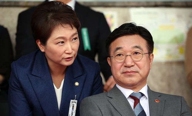 대화 나누는 이언주 의원·윤호중 장관