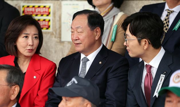 대화 나누는 나경원·한기호·박충권