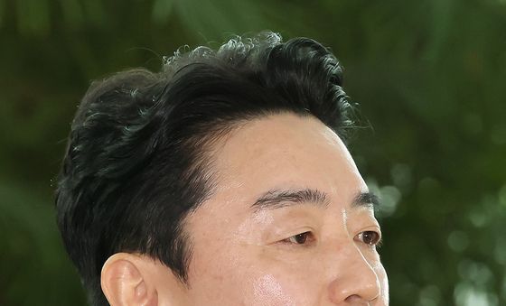 출국 전 인터뷰하는 강훈식 특사