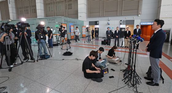 유럽 출국 전 취재진 만난 강훈식 전략경제협력 특사
