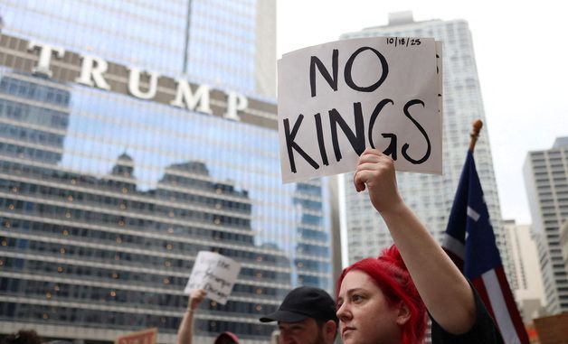 [포토] 시카고 트럼프타워 밖에서 열린 '노 킹스' 시위