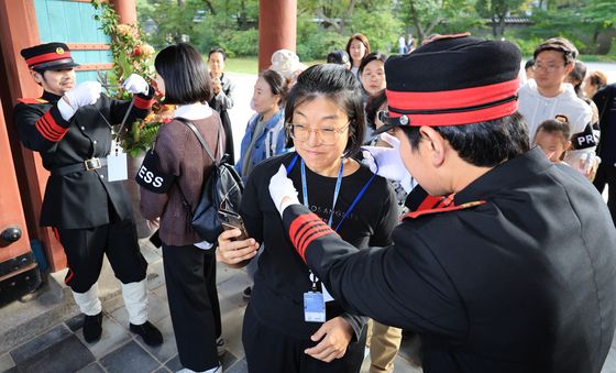 고종 황제의 외국공사 접견례 찾은 시민기자들