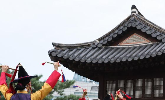 칼춤 추는 무희들