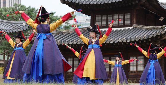 외국공사 접견례 칼춤 선보이는 무희들