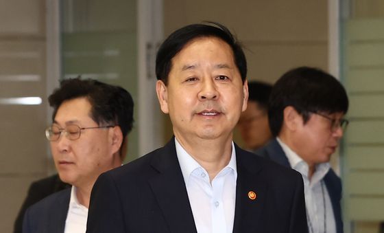 한미 관세협상 후속 논의 마치고 귀국하는 구윤철 부총리