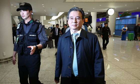 굳은 표정으로 공항 떠나는 김용범 정책실장