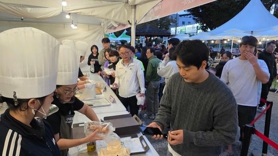 구미 푸드 페스티벌 '먹물 꽈배기' 인기 실감