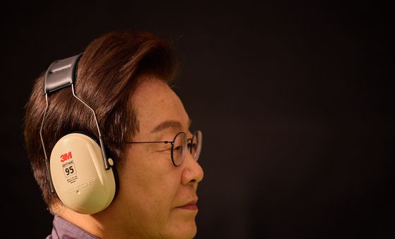 항공기 유도원으로 변신한 이재명 대통령