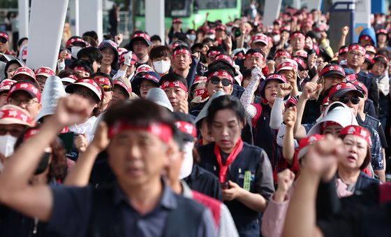 구호 외치는 공공운수노조 인천공항지역지부