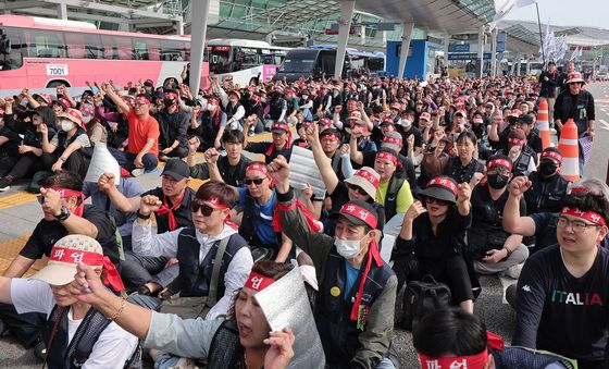 구호 외치는 공공운수노조 인천공항지역지부