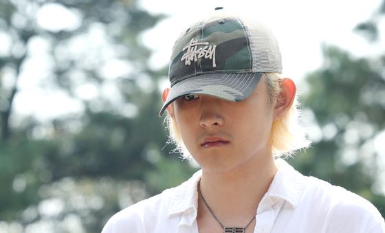 고 최진실 묘역 찾은 아들 최환희