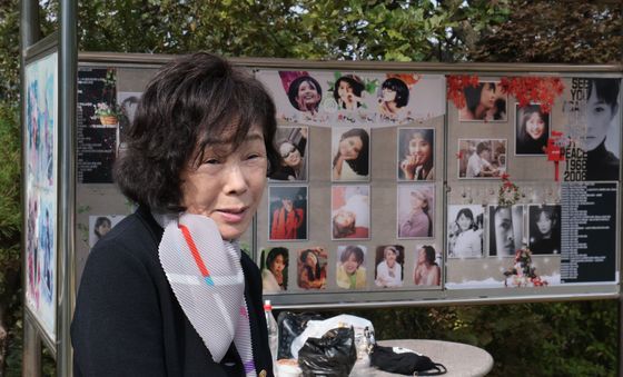 고 최진실 묘역 찾은 모친 정옥숙 씨