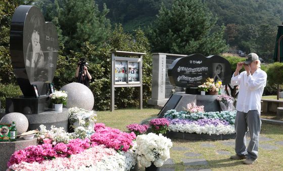 고 최진실 17주기, 아들 최환희도 함께