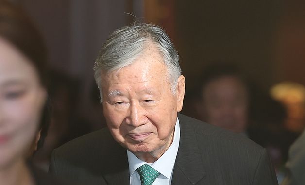 제29회 노인의날 기념식 참석하는 이중근 회장