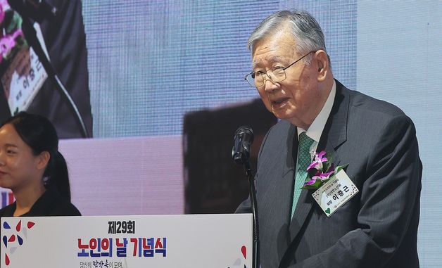 인사말 하는 이중근 대한노인회장
