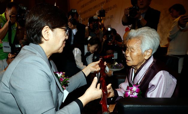 100세 어르신 대표에게 청려장 전달하는 정은경 장관