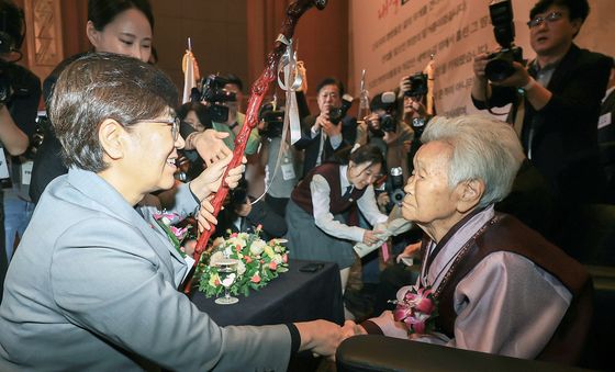 100세 어르신 대표에게 청려장 전달하는 정은경 장관